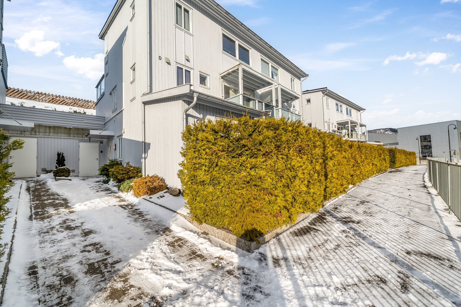 Pent opparbeidet gangvei langs hekken - trygg og rolig adkomst til leiligheten. Galleribilde