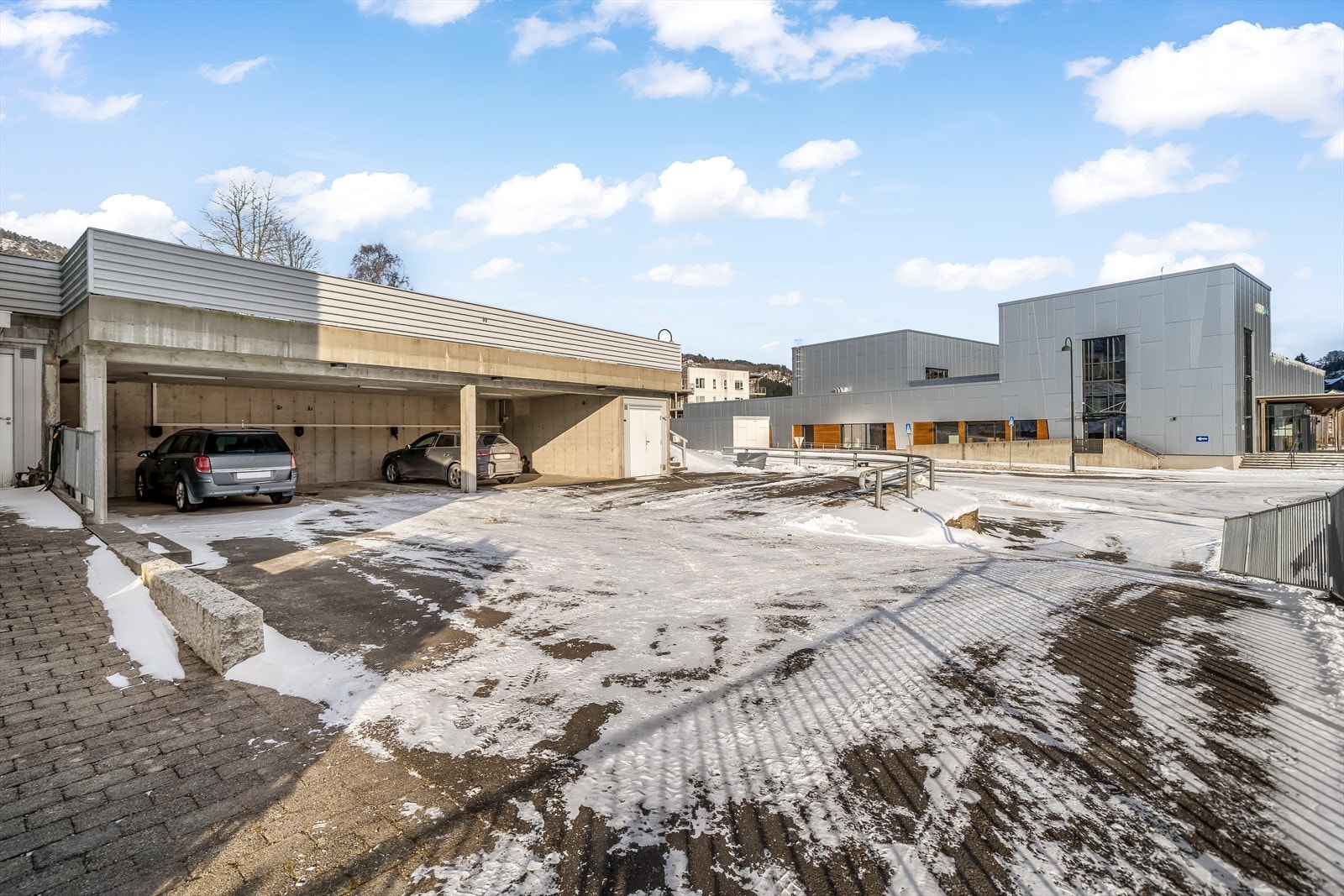 Carport med fast parkeringsplass og enkel tilkomst. Galleribilde