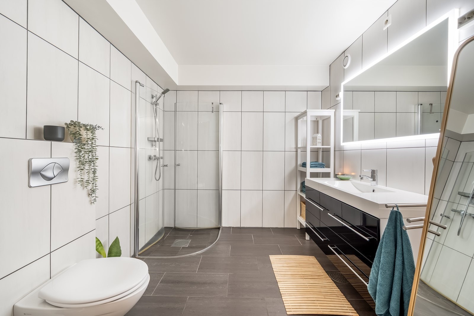 Romslig bad med dusjhjørne, moderne innredning og god belysning. Galleribilde