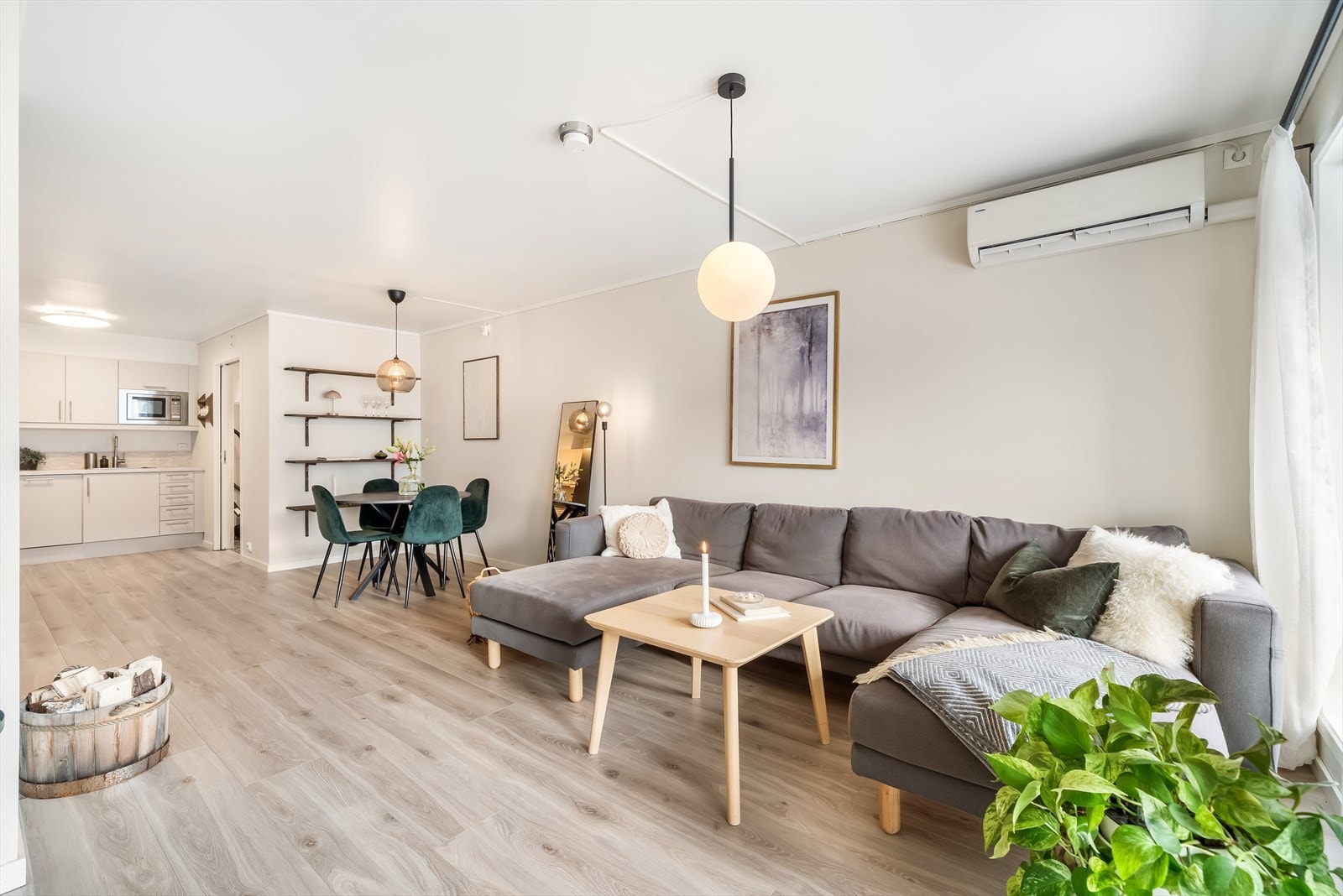 Lys stue med åpen løsning mot kjøkken og spiseplass, moderne og praktisk planløsning. Galleribilde