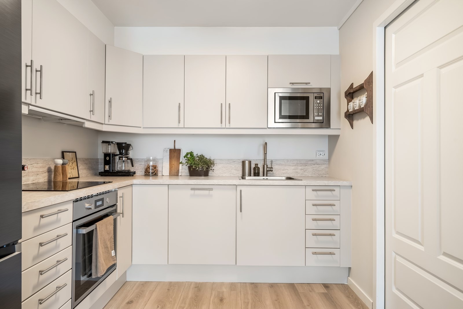 Lyst og funksjonelt kjøkken med gode arbeidsflater og oppbevaring. Galleribilde