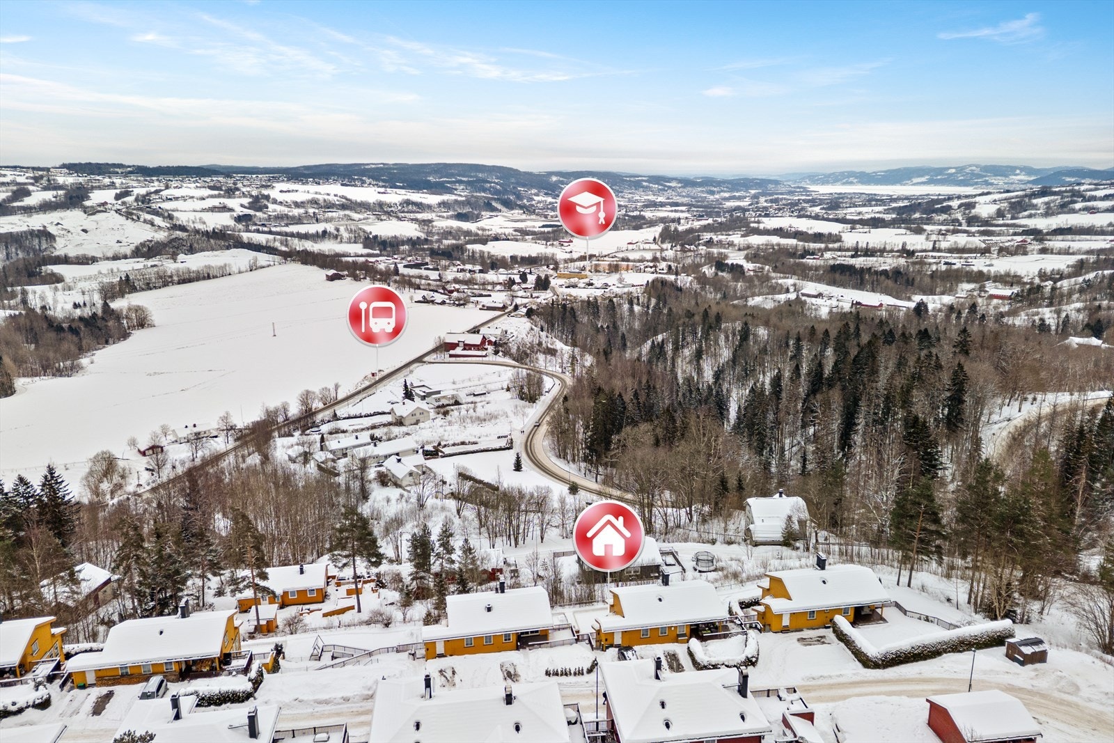 Det tar ca. 20 minutter med bil til Drammen og ca. 25 minutter til Asker. Fra boligen er det også ca. 1 km. til bussholdeplass med forbindelse til Lierbyen bussterminal og videre transportmuligheter til Drammen og Asker. Galleribilde