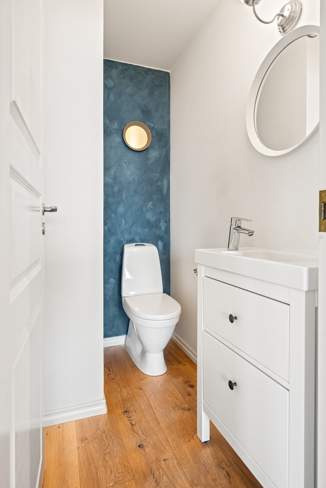 Rommet er innredet med servant med servantskap, speil og toalett. Galleribilde