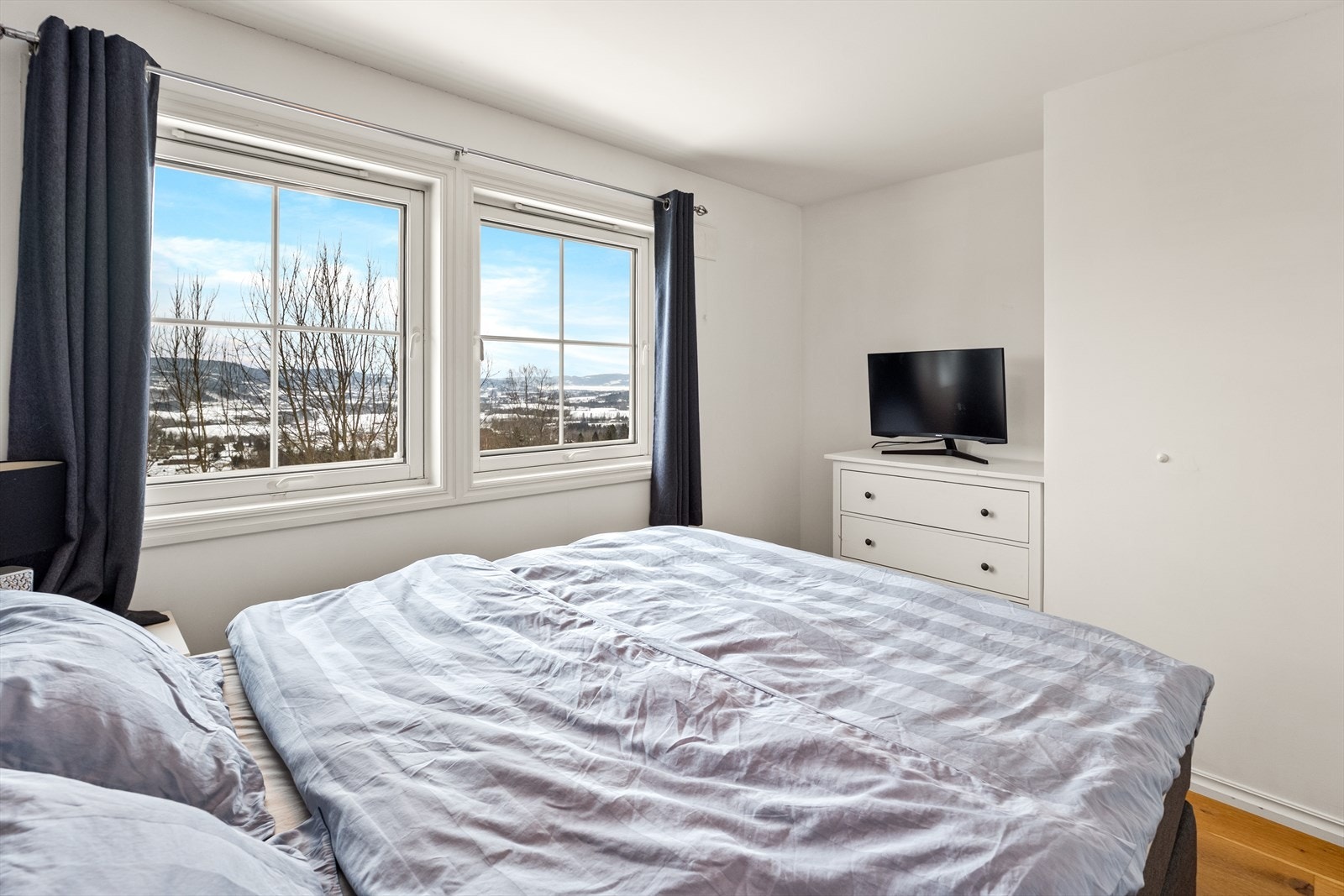 Hovedsoverommet har plass til dobbeltseng, nattbord og garderobeløsning. Galleribilde