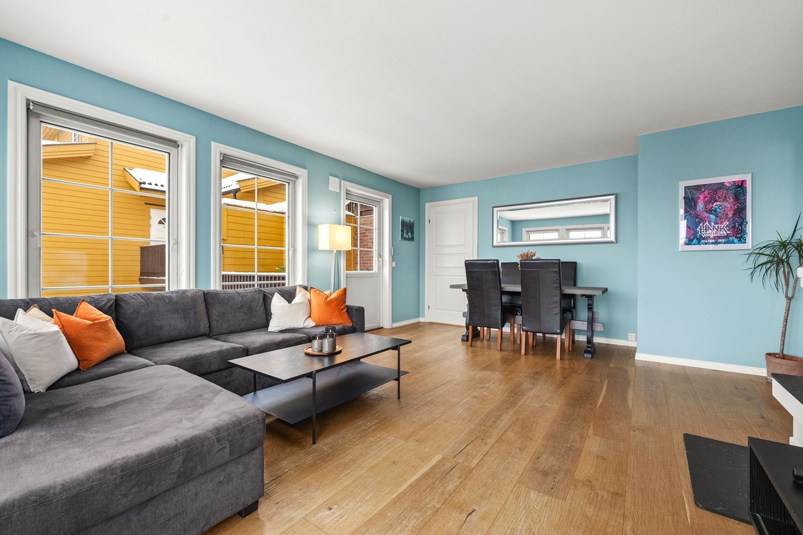 Fra stuen har du direkte utgang til en romslig balkong med plass til utemøbler. Galleribilde