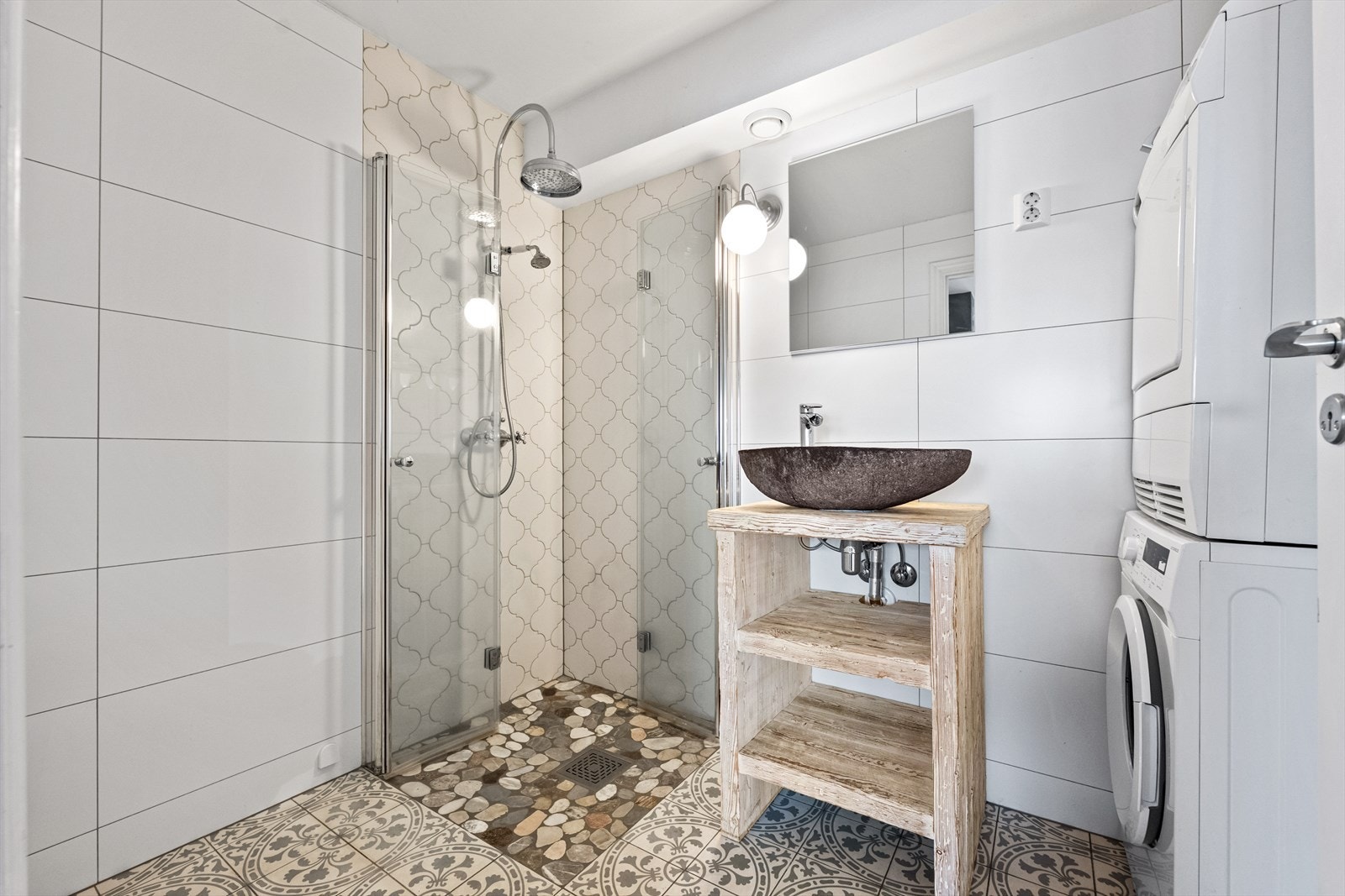 Badet har flislagt gulv med elektriske varmekabler. Galleribilde