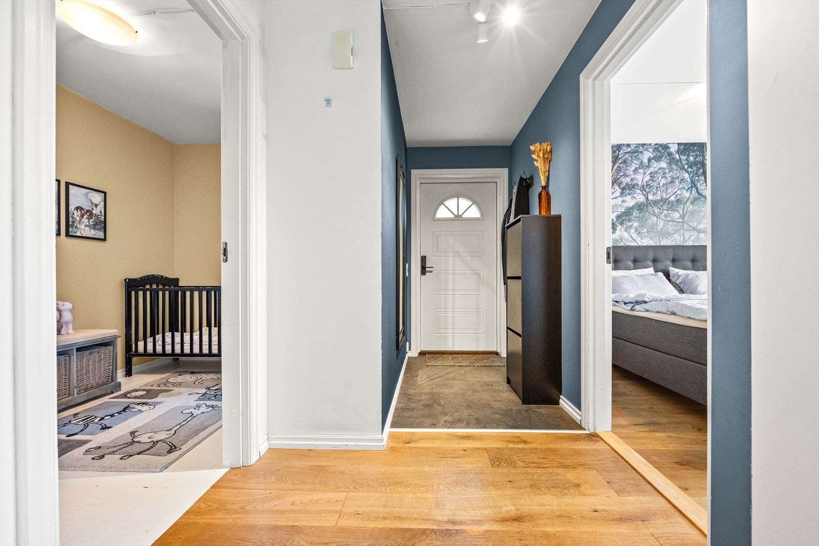 I gangen er det plass til å henge fra seg yttertøy og sette fra seg sko. Galleribilde