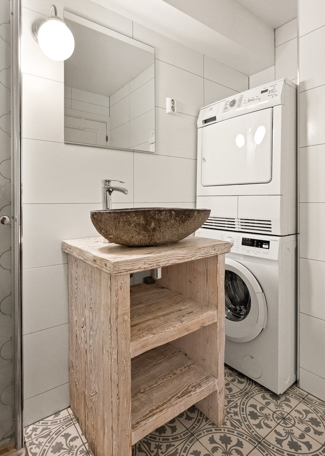 Rommet er innredet med servantskap med bolleservant, dusjhjørne med glassvegger og opplegg for vaskemaskin. Det er mekanisk avtrekk. Galleribilde