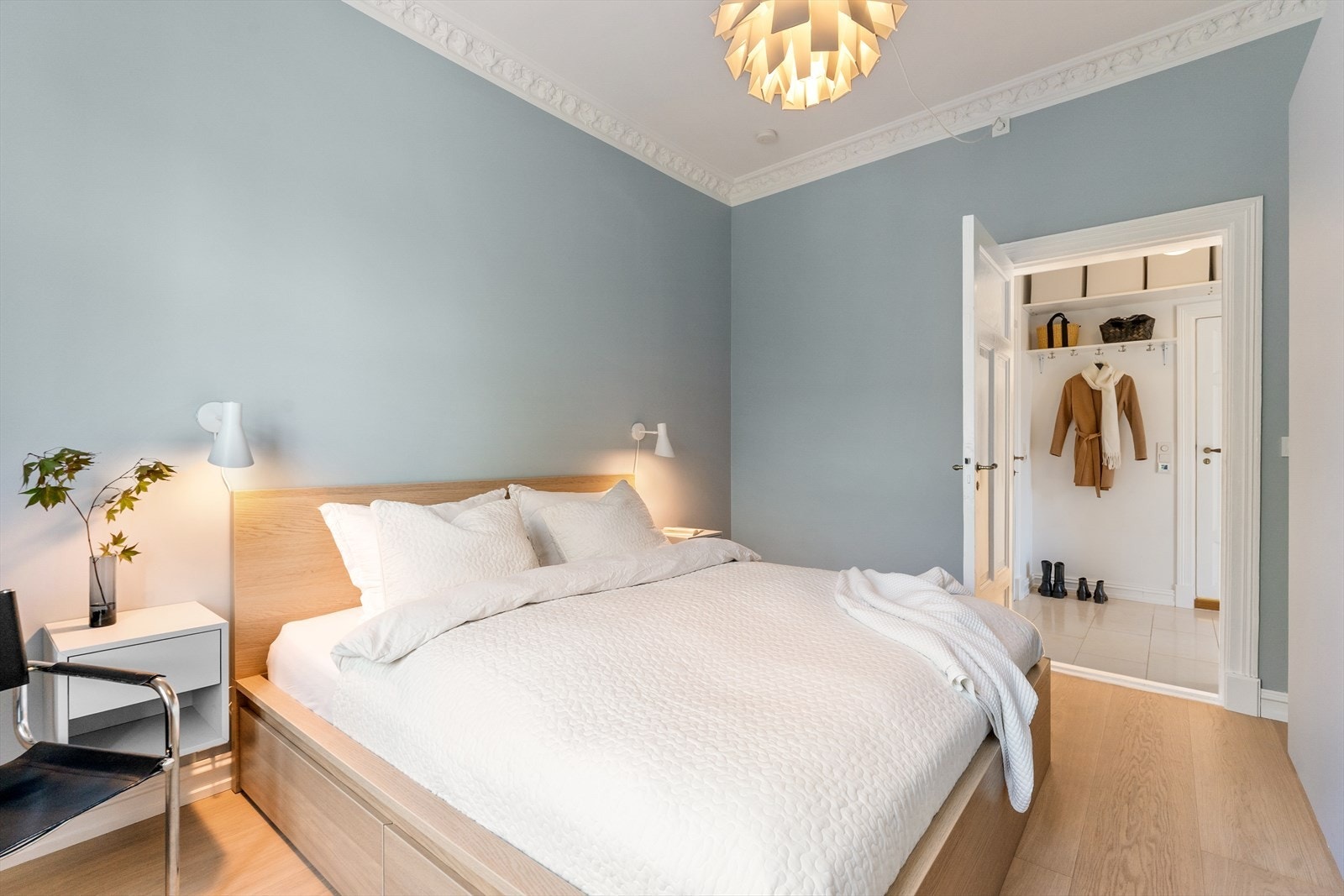 Soverom med sparklede og malte overflater, samt garderobeløsning med glatte fronter. Soverommet har også stukkatur og rosett. Galleribilde