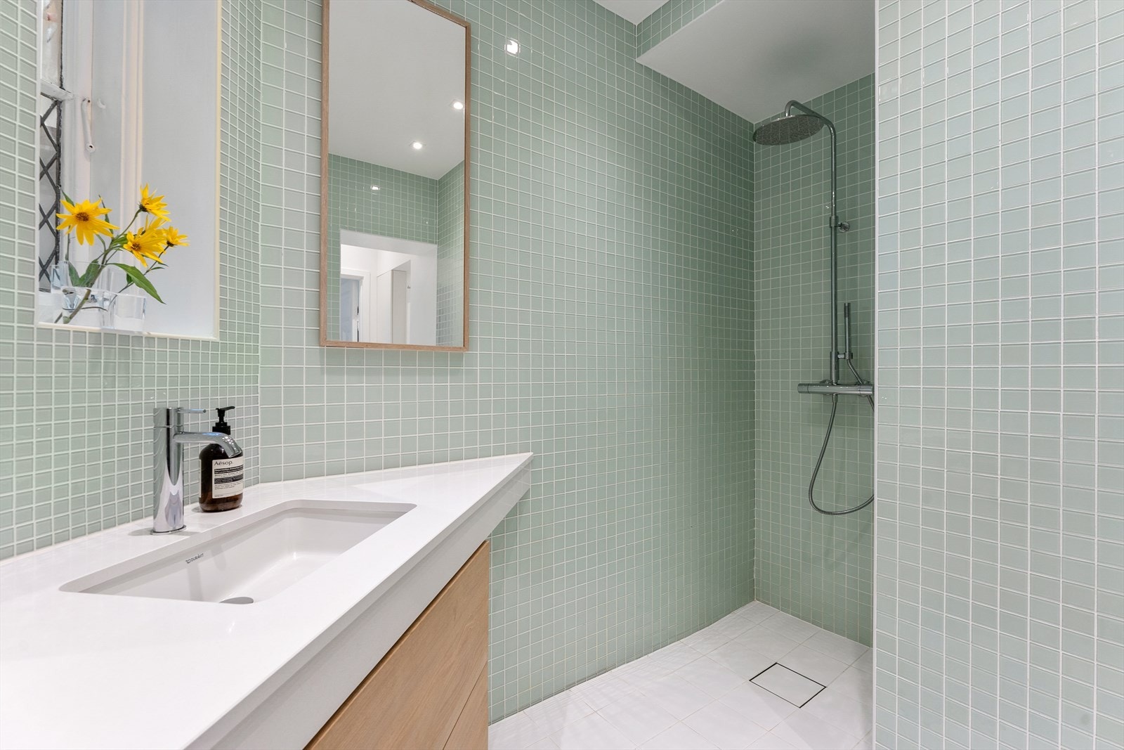 Moderne bad fra 2022/2023 med flislagte overflater som gir et stilrent uttrykk. Galleribilde