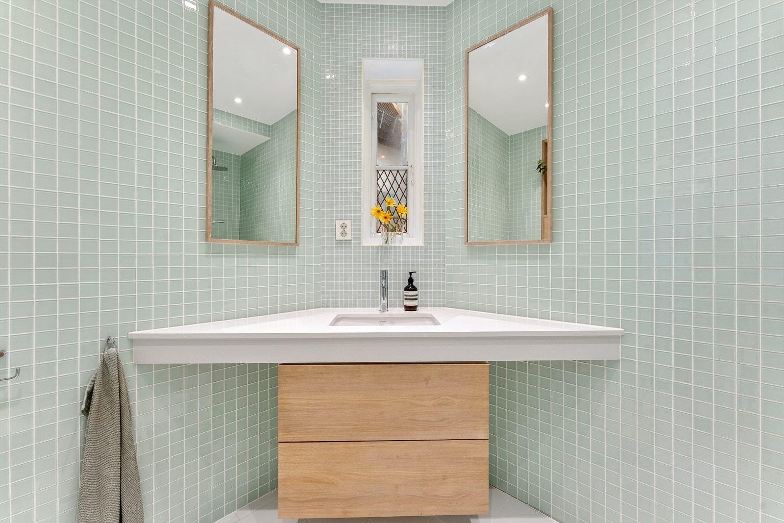 Spesialtilpasset benkeskap i heltre eik og elektrisk gulvvarme for økt komfort. Galleribilde