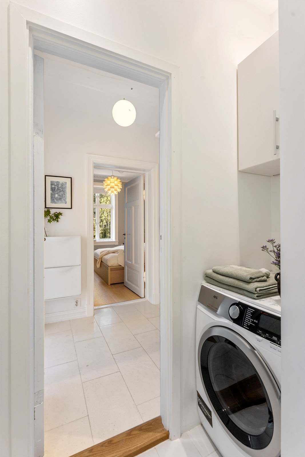 Badet har praktisk opplegg for vaskemaskin. Galleribilde