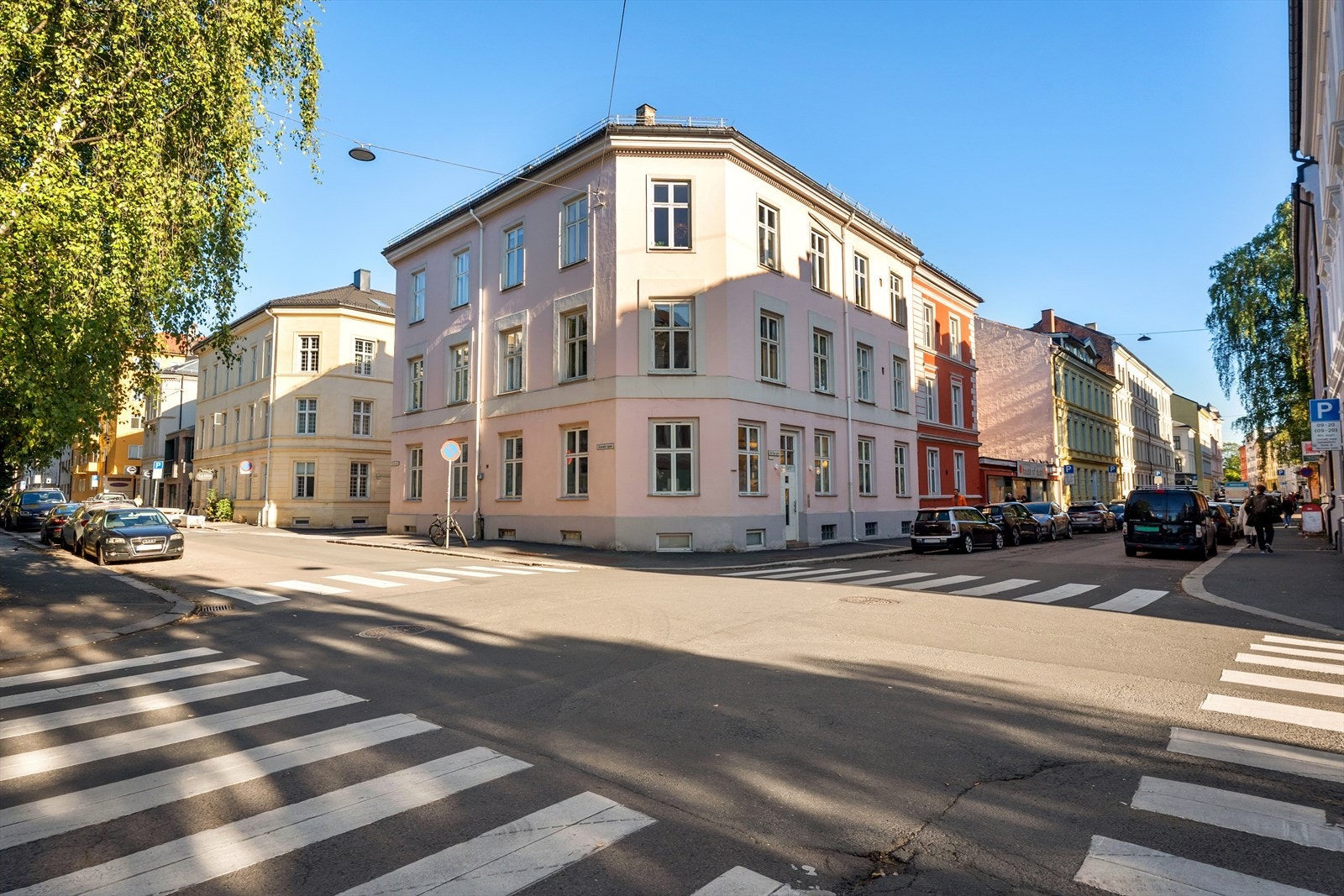 Attraktiv og velholdt bygård med klassiske arkitektoniske detaljer. Galleribilde