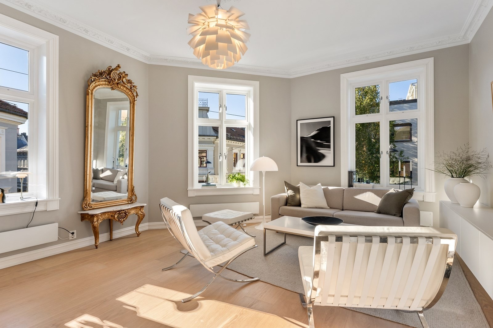 Romslig og lys stue med luftig takhøyde på ca. 3,02 meter. Galleribilde