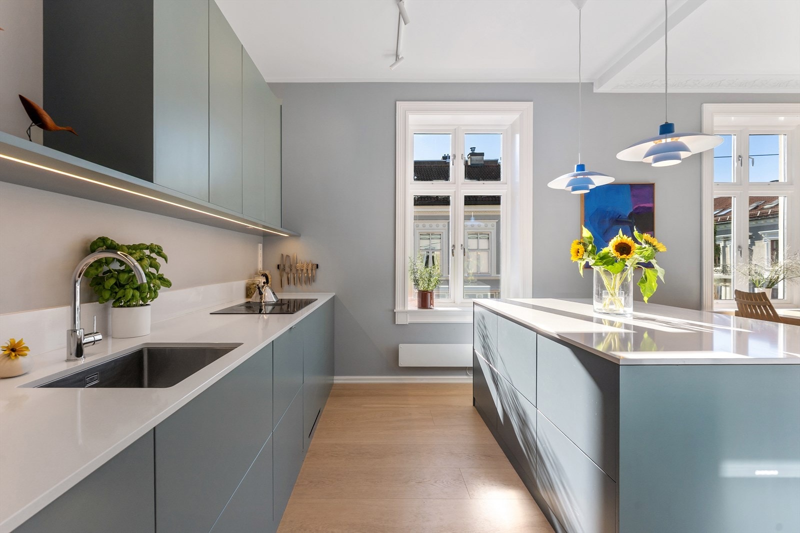 Benkeplate i slitesterk komposittstein med underlimt kum i rustfritt stål. Galleribilde