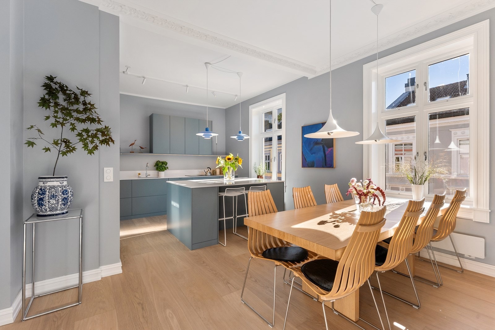 Lyst, romslig og innbydende kjøkken med godt lysinnslipp og plass til stort spisebord. Galleribilde