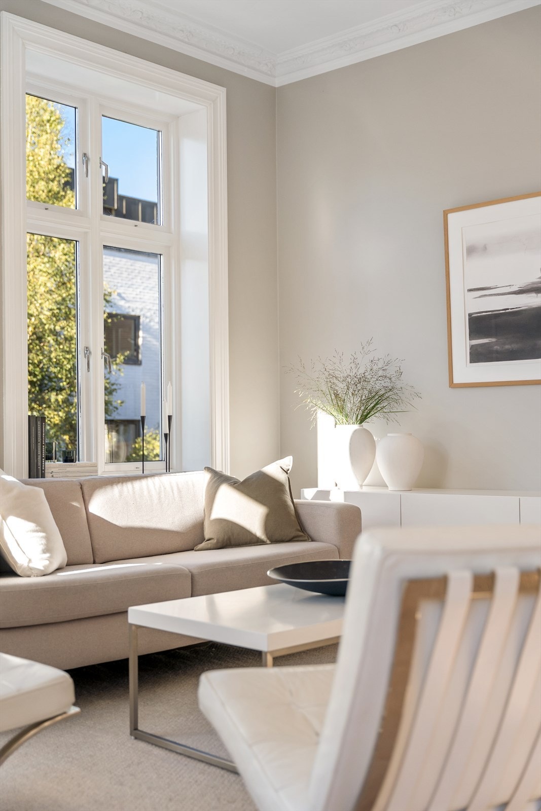 Leiligheten har svært gode lysforhold med store vindusflater mot sørvest. Galleribilde