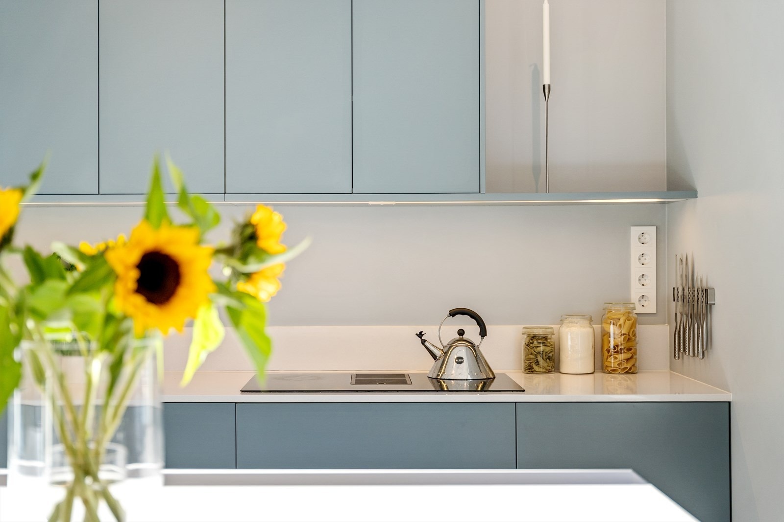 Moderne integrerte hvitevarer med stekeovn, platetopp, oppvaskmaskin og kjøl/frys. Galleribilde