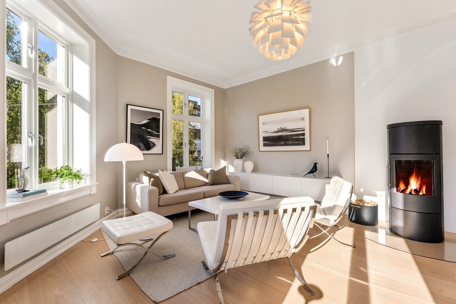 Gulvene ble avrettet og fikk ny lekker en-stavs parkett i 2022/2023. Galleribilde