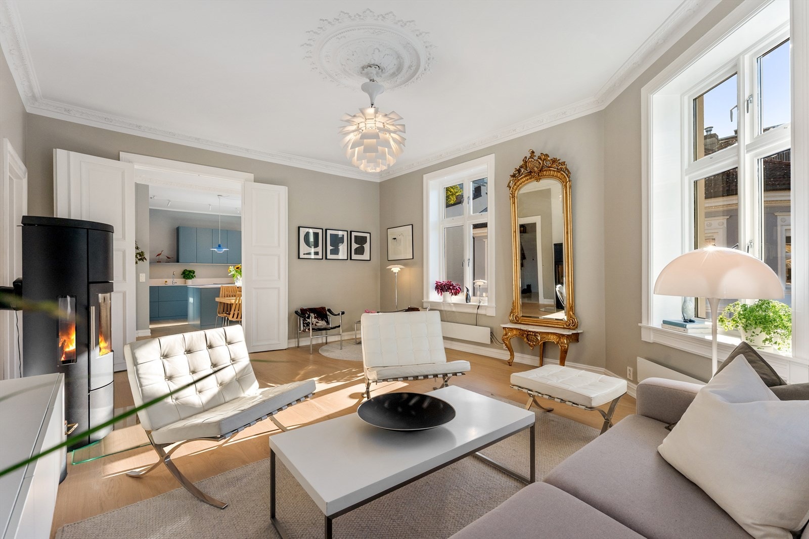 Klassiske detaljer med stukkatur og rosett som setter særpreg på rommet. Galleribilde