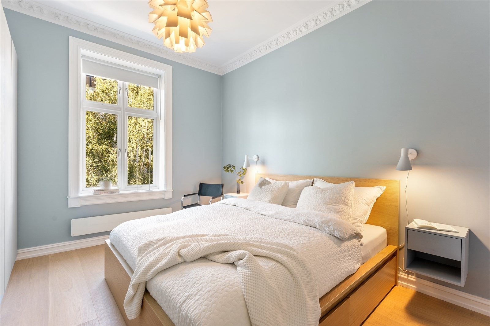 Romslig hovedsoverom med enstavs parkett og god plass til seng og møblement. Galleribilde