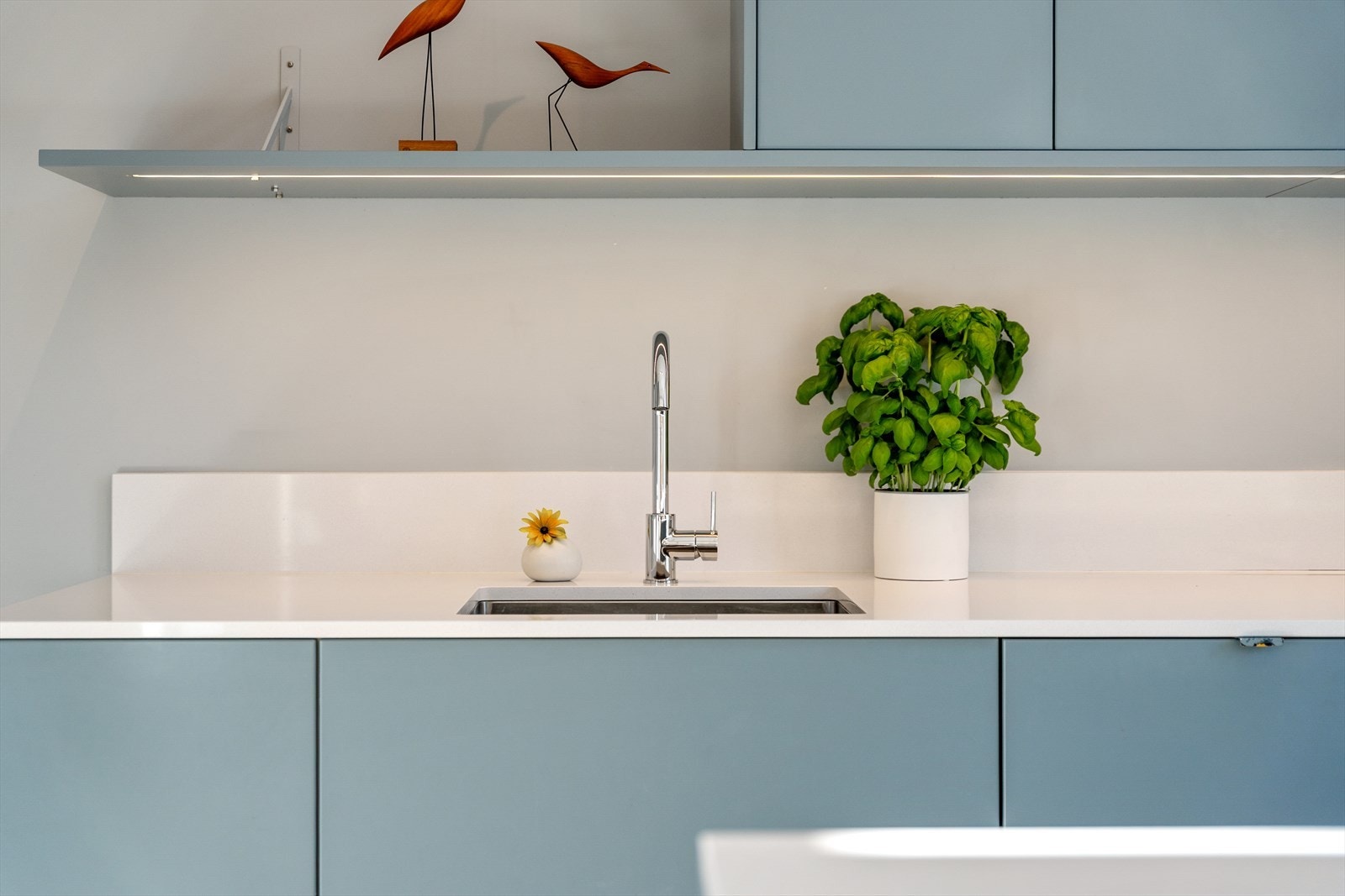 Stilfull backsplash på vegg over benkeskap som beskytter og fremhever kjøkkenets design. Galleribilde