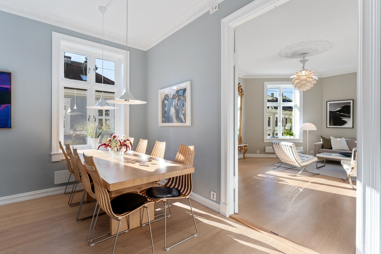 Profilert tofløyet dør som elegant skiller stue og spisestue/kjøkken. Galleribilde