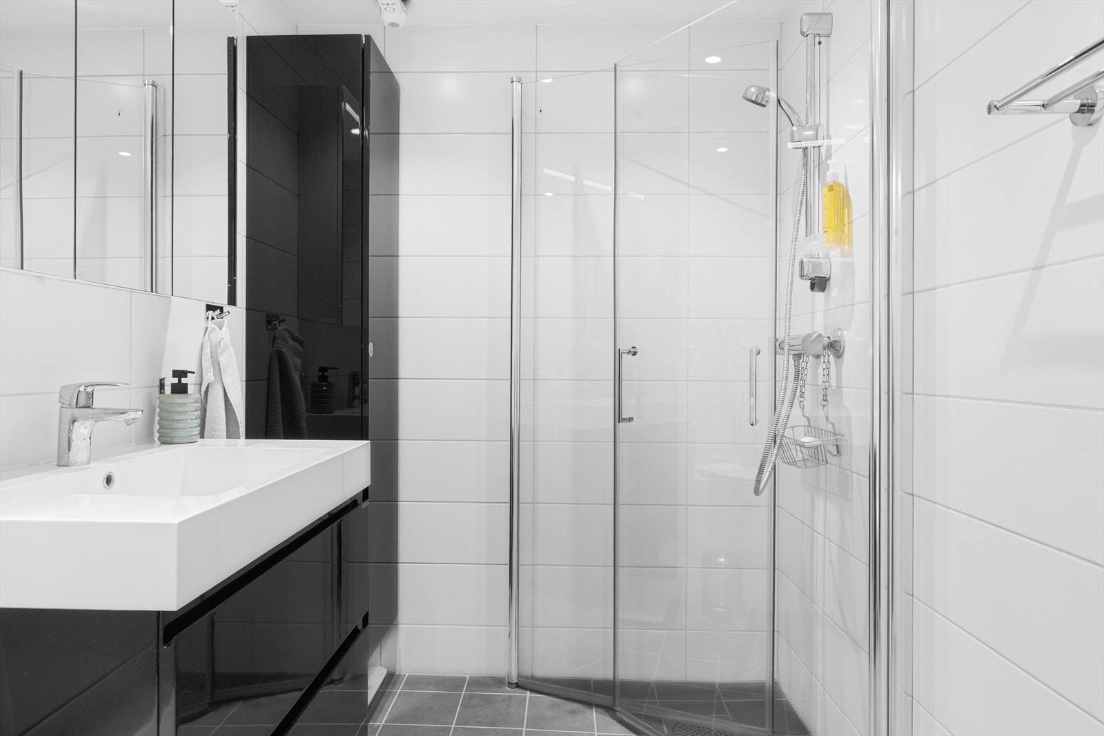 Moderne innredet med svevedører i dusjhjørnet. Galleribilde