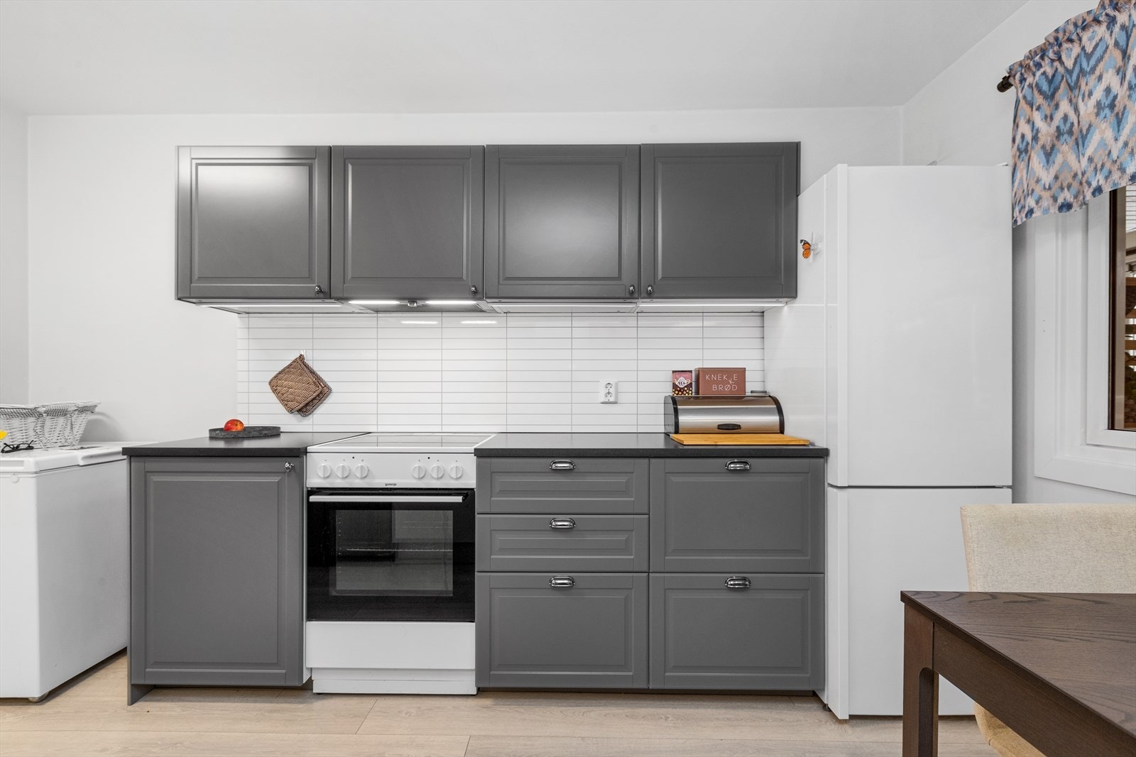 Kjøkken med spiseplass. Galleribilde