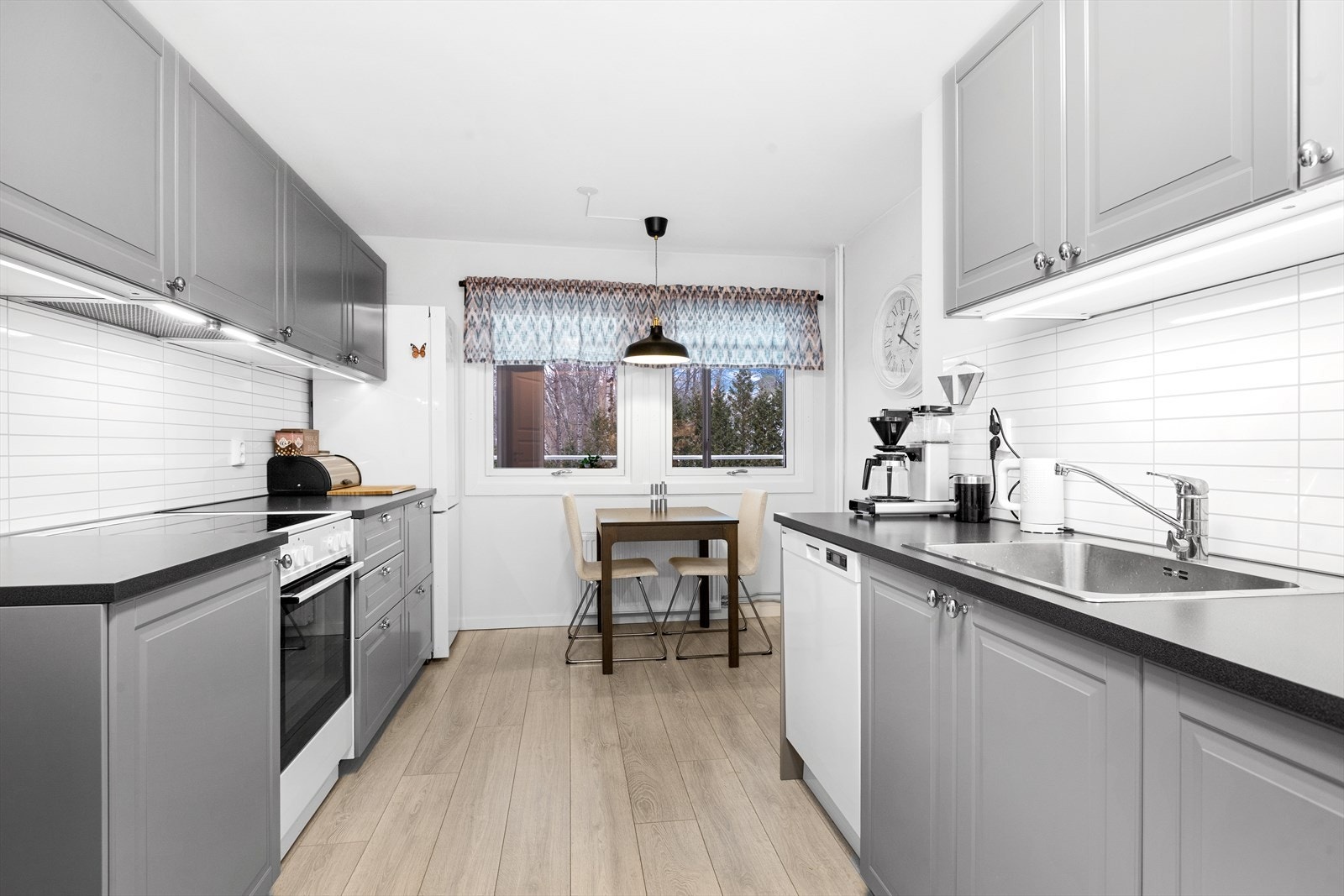 Kjøkken med praktisk innredning. Galleribilde