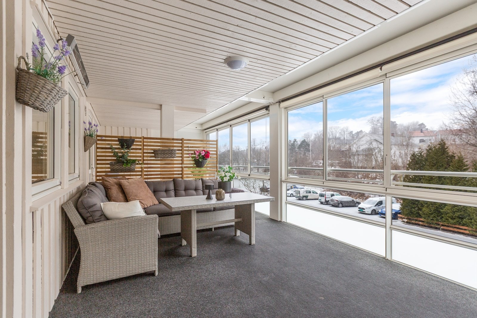 Romslig innglasset balkong. Galleribilde