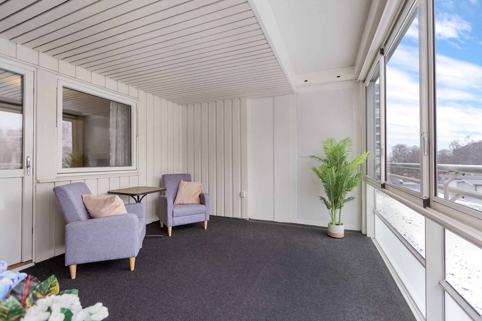 Innglasset balkong med god plass til møblement. Galleribilde