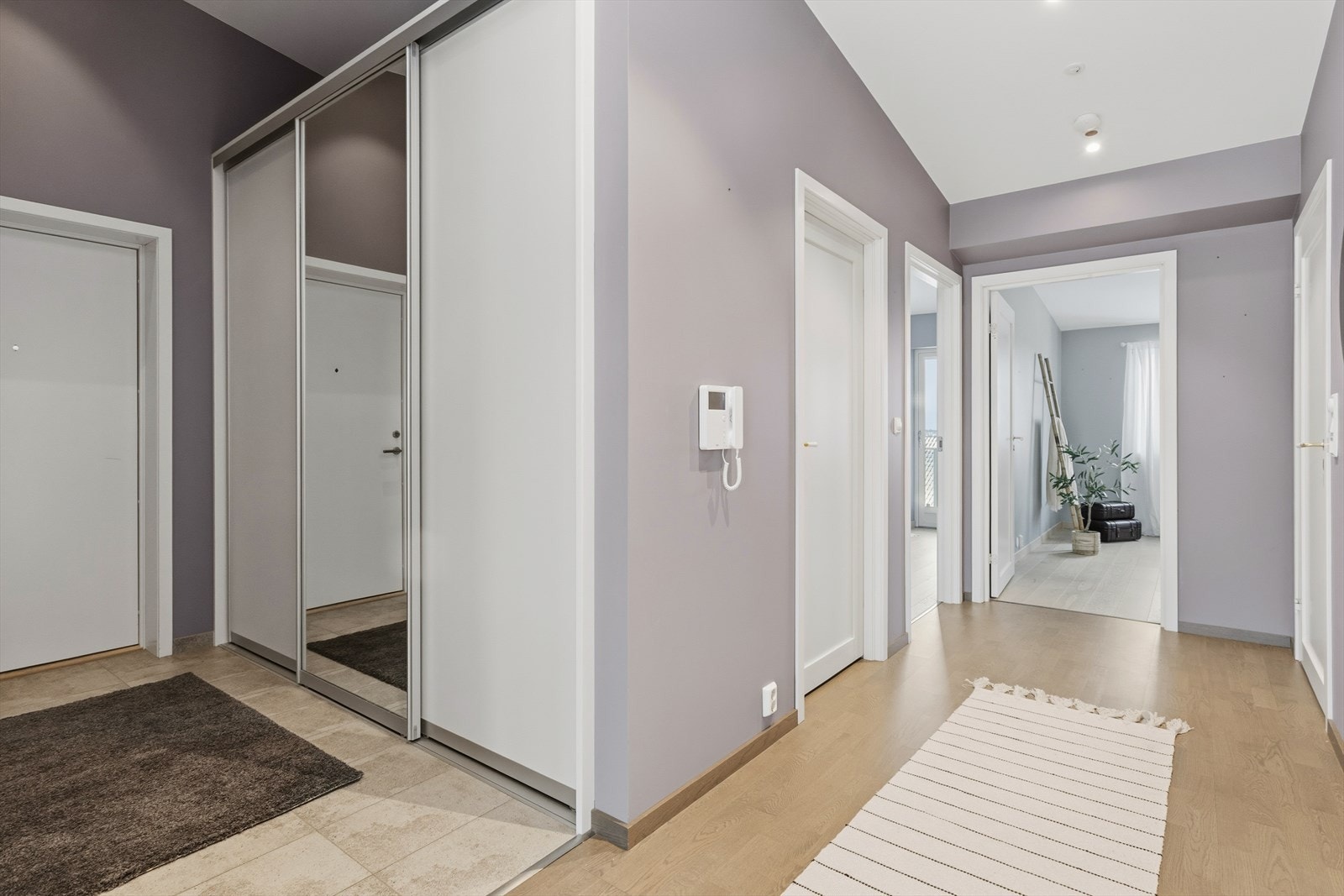 Innbydende entre/hall med 3-dørs skyvedørsgarderobe Galleribilde