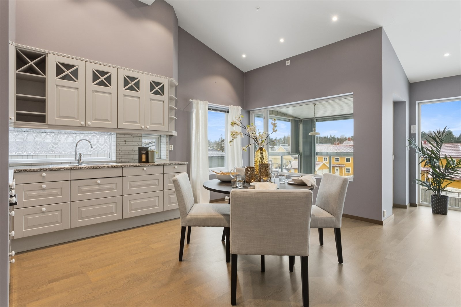 Leiligheten er svært moderne innredet med lekkert, helhetlig og gjennomtenkt eksteriør og interiør. Den innvendige standarden bærer preg av påkostet materialbruk, god teknisk standard og funksjonalistiske løsninger. Galleribilde