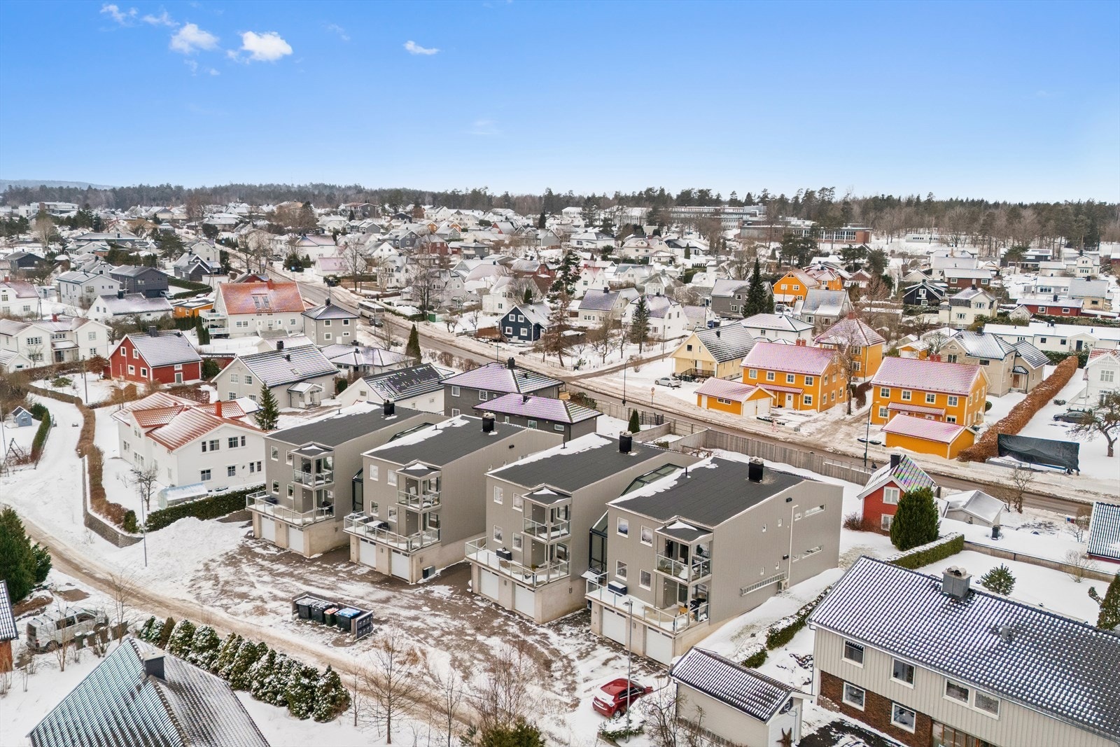 Bilen din parkerer du trygt og godt i integrert garasje som medfølger leiligheten. Det går heis like utenfor leilighetens inngangsdør til øvrige etasjeplan, også ned til planet hvor man har garasjeplass. Galleribilde