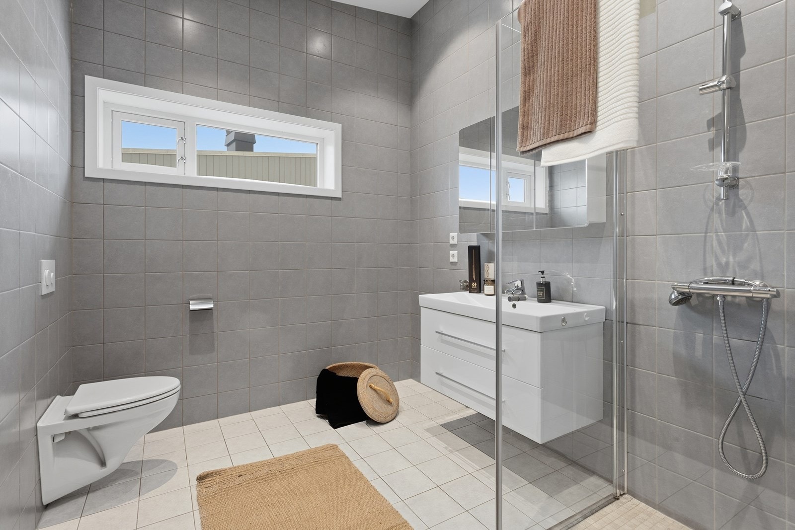 Romslig og delikat baderom! Galleribilde