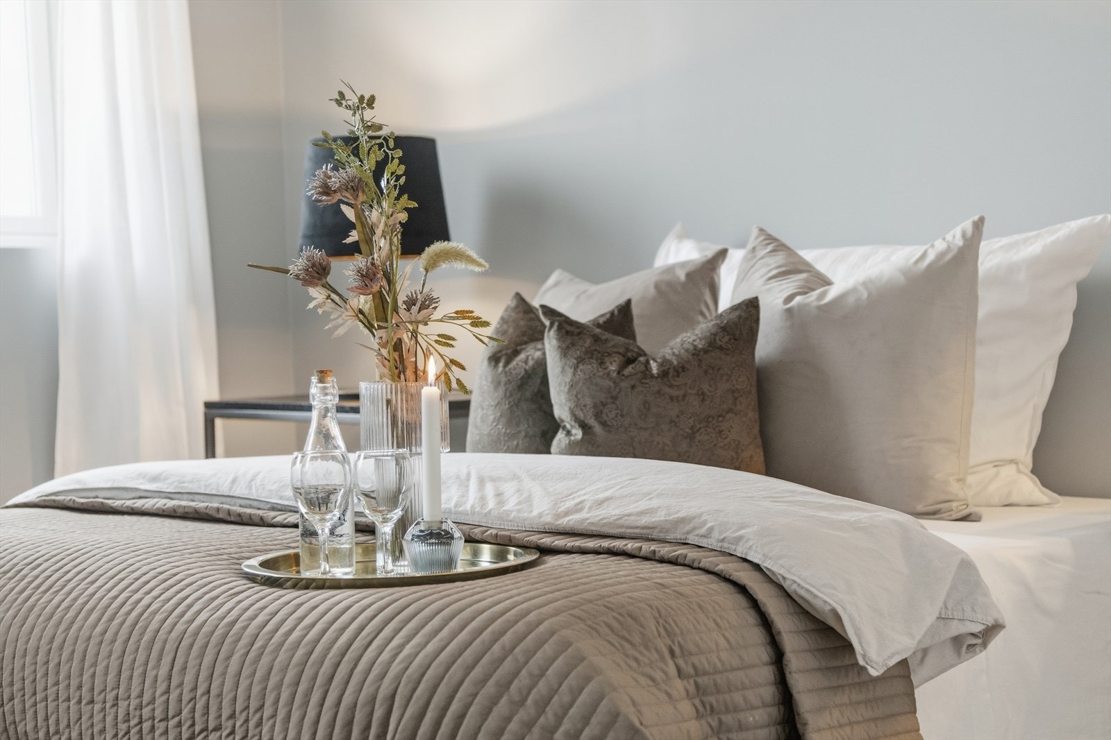 Alle vinduer i rommet vender ut mot øst - også herfra har man flott landskapsutsikt. Dette soverommet har 4-dørs frittstående garderobeskap. Galleribilde