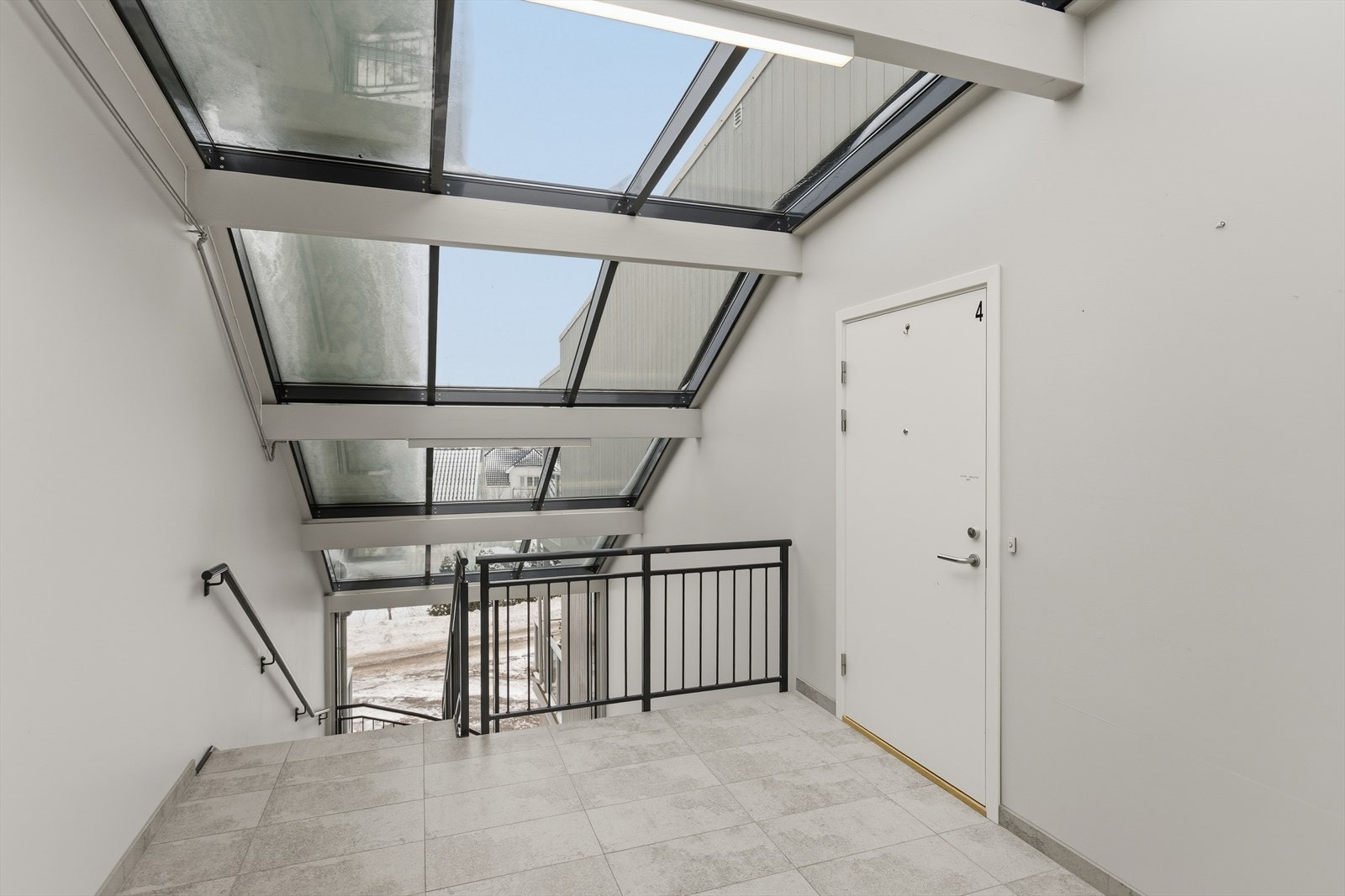 Glasstak i fellesgang gjør den svært lys og trivelig! Galleribilde