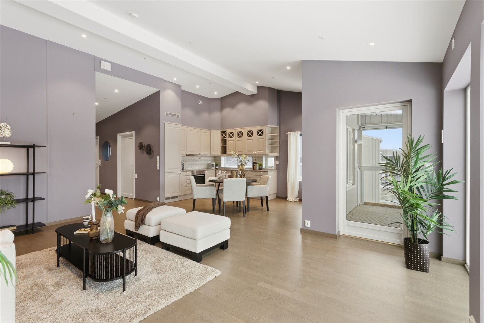 Store og arealgenerøse rom, solid materialvalg og tidsriktige løsninger gir hjemmet et flott helhetsinntrykk. Det er utstrakt bruk av gulvvarme, og moderne eikeparkettgulv viderefører det moderne uttrykket i leiligheten. Galleribilde