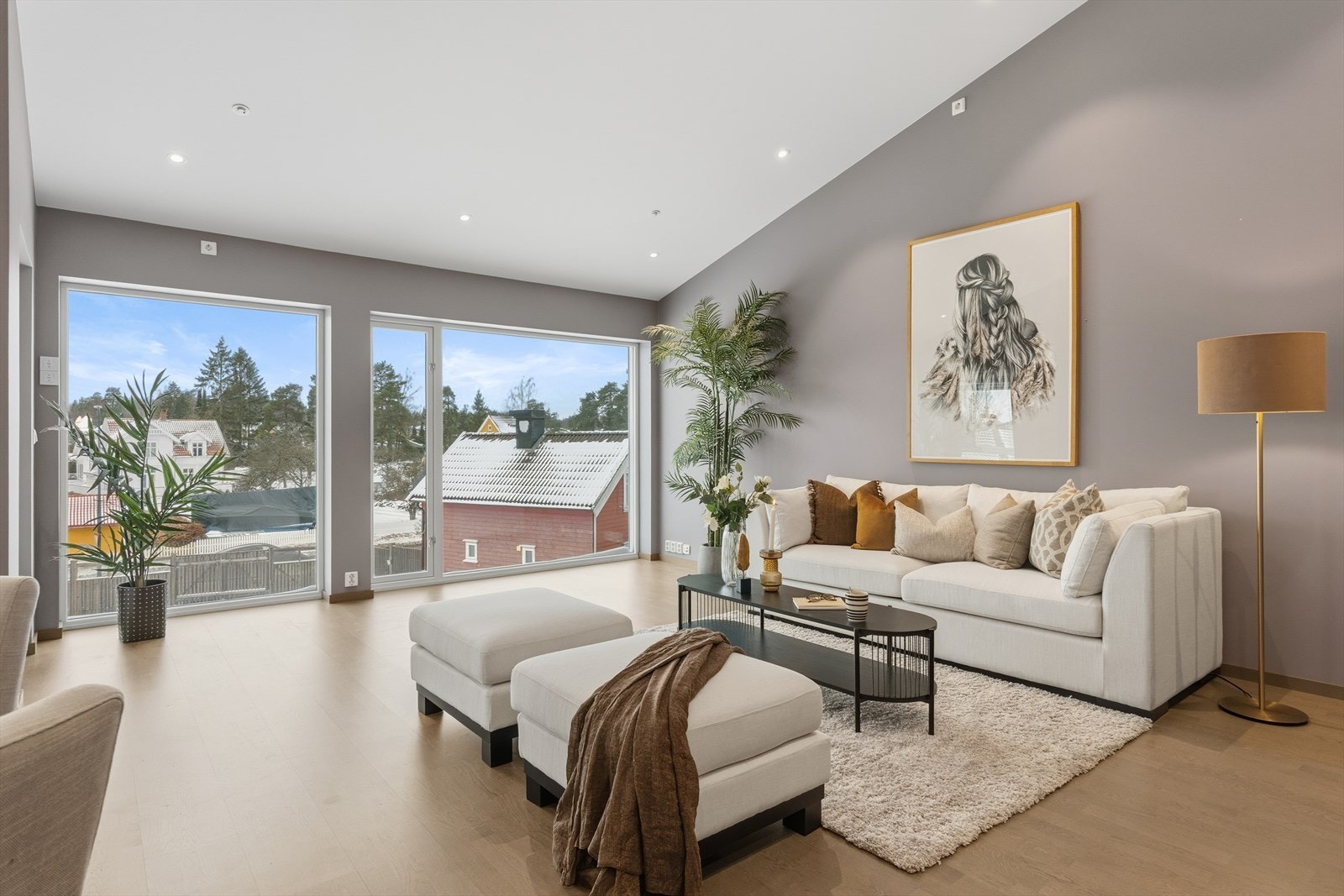 I himlingene er det utstrakt bruk av spotter. Hjemmet er lyst og romslig - en leilighet som er gjennomgående og særdeles godt utnyttet! Store og dype vindusflater gjør at det slippes inn masse herlig lys. Galleribilde