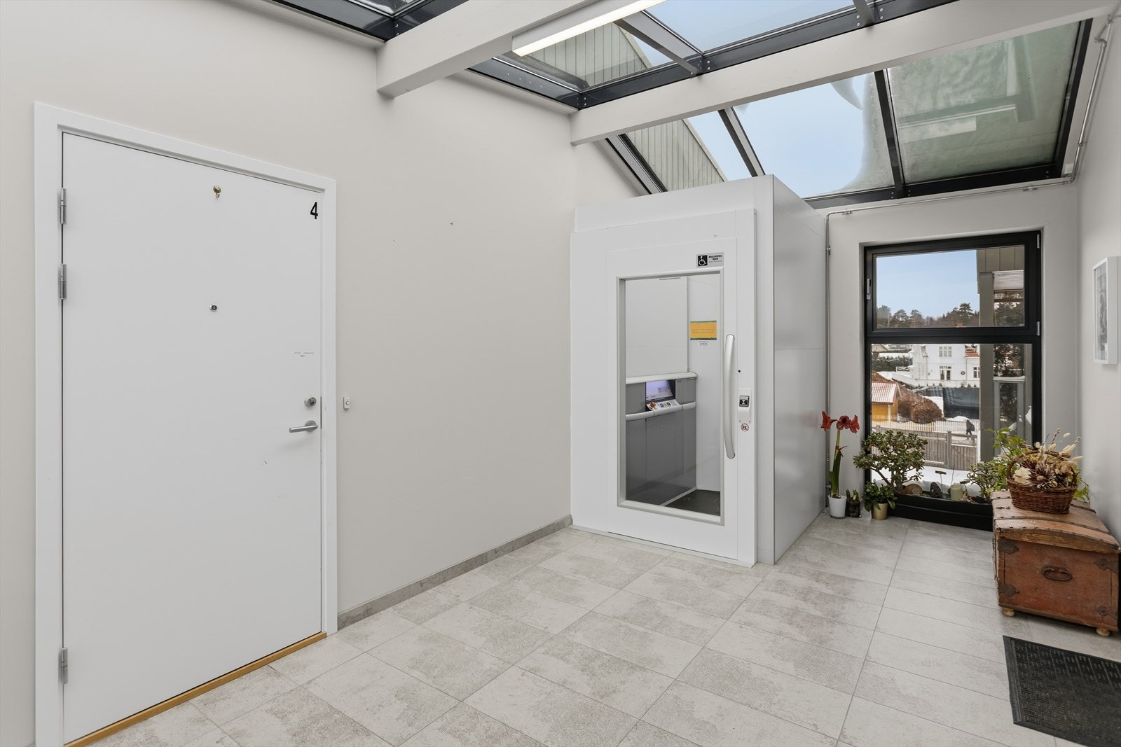 Heisen leder frem til to og to leiligheter på hvert av etasjeplanene. Leilighetens adkomst er derfor svært lettvint og eksklusiv med egen inngangsdør til leiligheten rett utenfor for heisen. Galleribilde