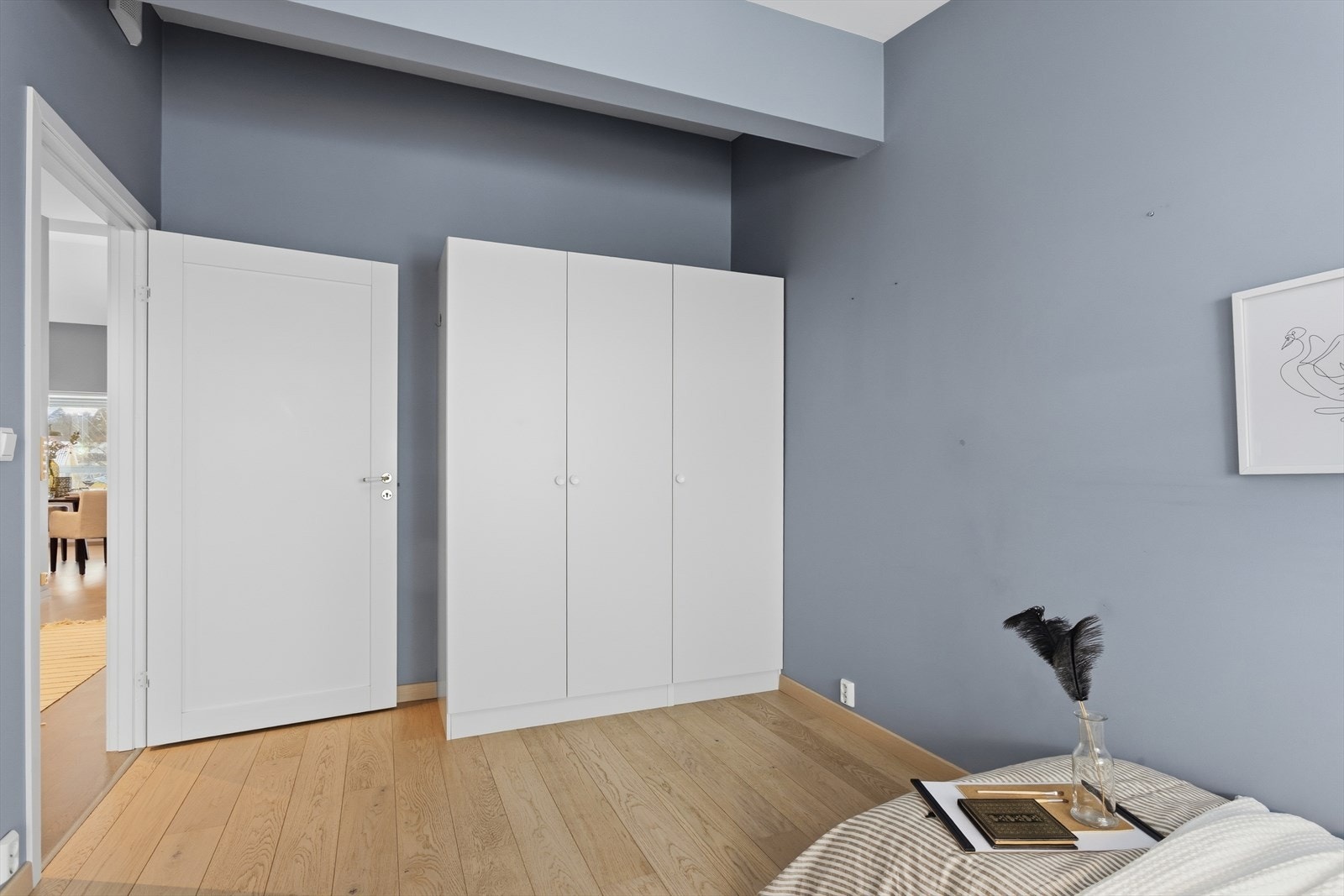 Som ellers i leiligheten er det høy himling. Soverommet har 3-dørs frittstående garderobeskap. Galleribilde