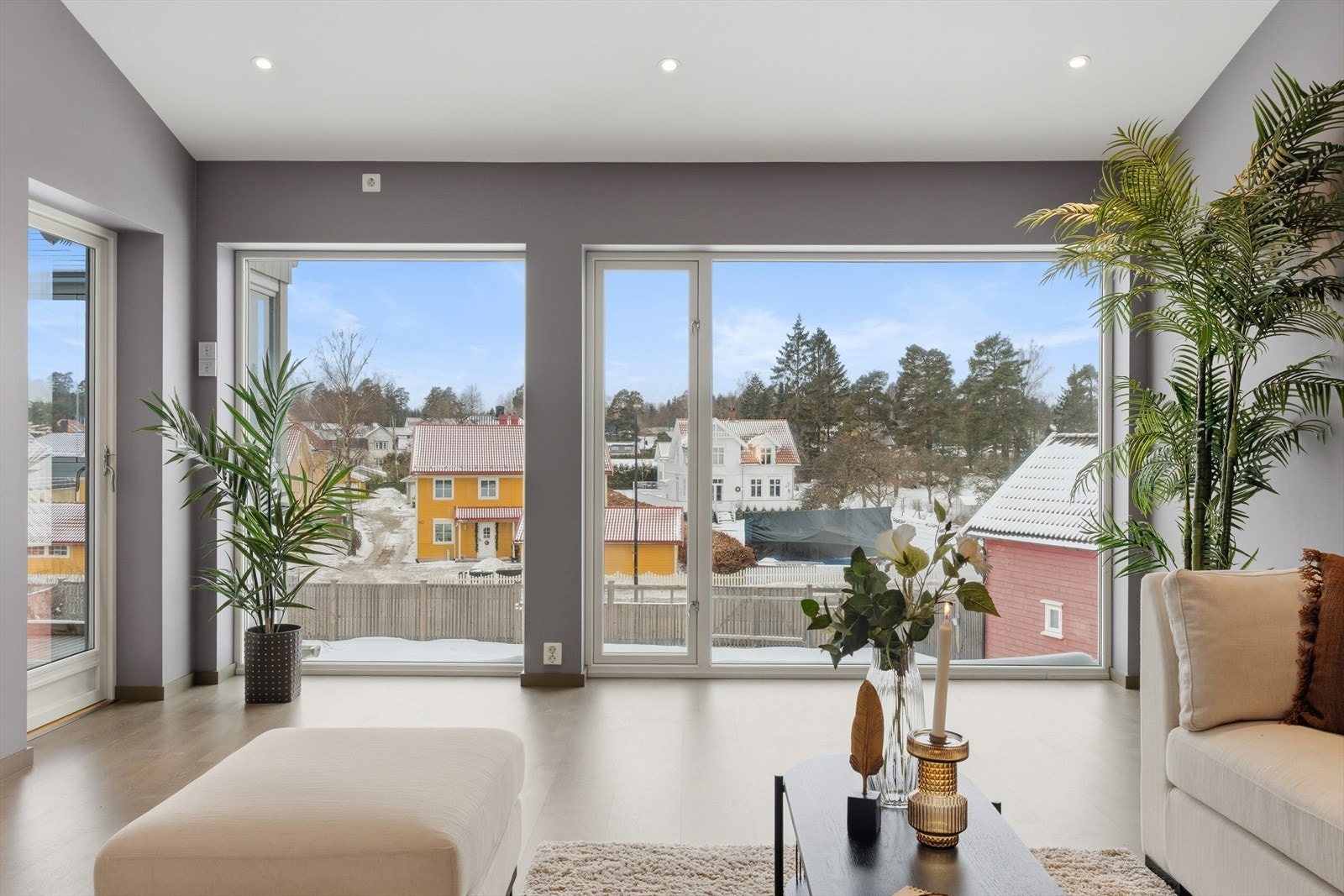 Verandadøren tar deg ut til den innglassede balkongen på vestsiden - balkongen blir nærmest som en "ekstra stue" store deler av året. Galleribilde