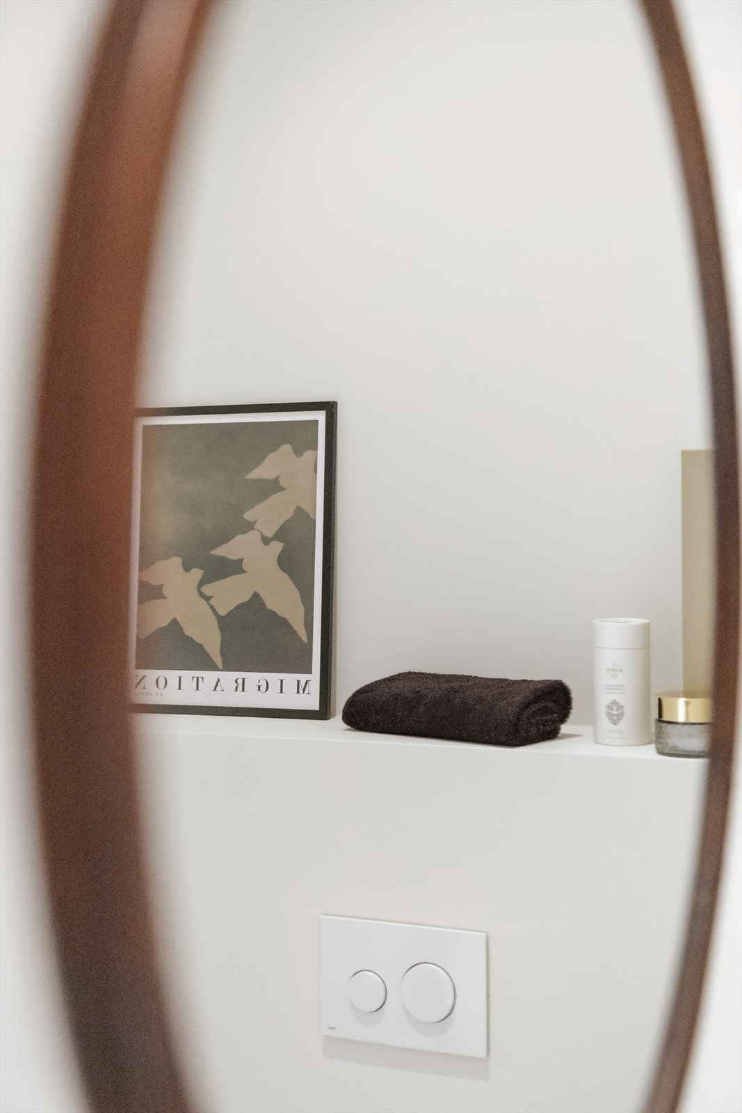 Utover veggmontert toalett med skjult sisterne, er toalettrommet utstyrt med veggmontert håndvask. Til og med dette rommet har svært høy himling som tilfører det en herlig karakter! Galleribilde