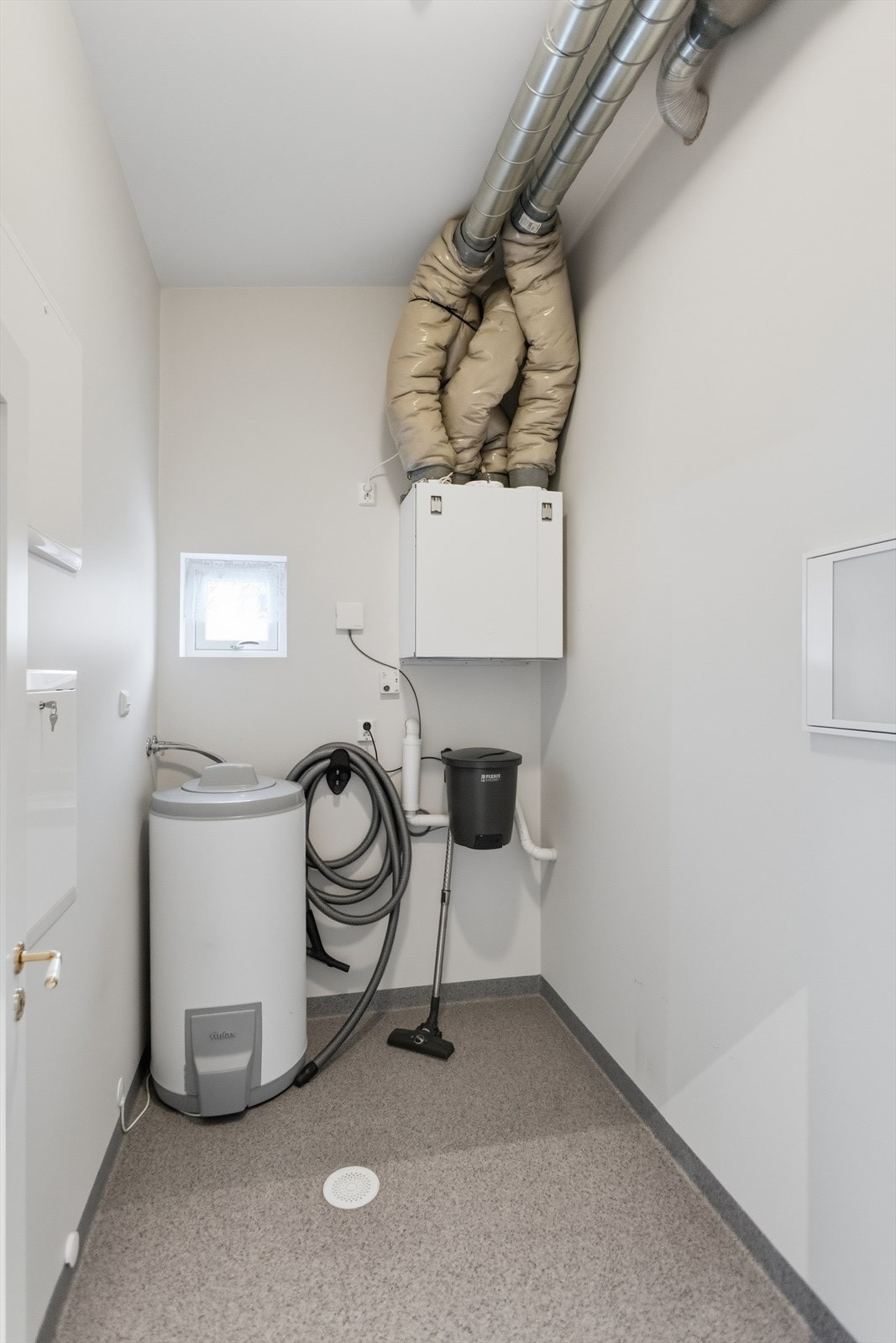 Boden tilbyr godt med lagringsplass, et rom du garantert vil sette stor pris på. Rommet har god takhøyde og plass til rikelig med hyller/oppbevaringssystem hvis ønskelig. I tillegg er det en romslig bod i tilknytning til garasjen. Det er sluk i gulvet. Galleribilde