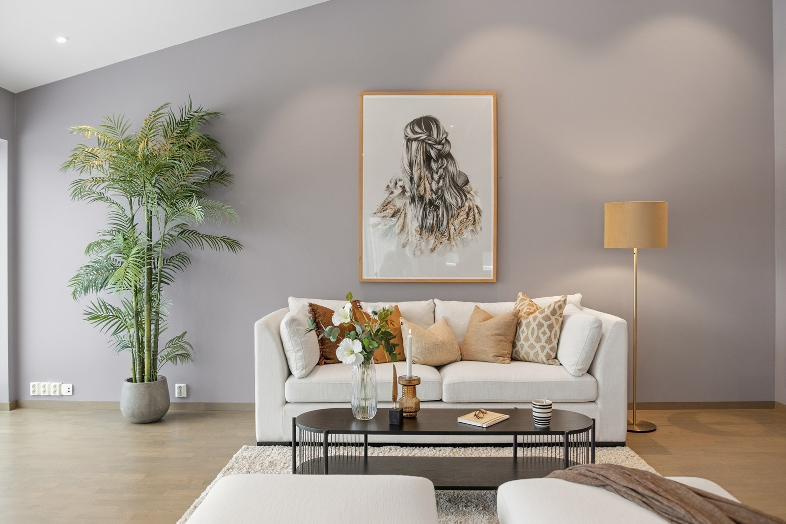 Tross de store vindusflatene er det godt med veggplass å møblere mot. Galleribilde