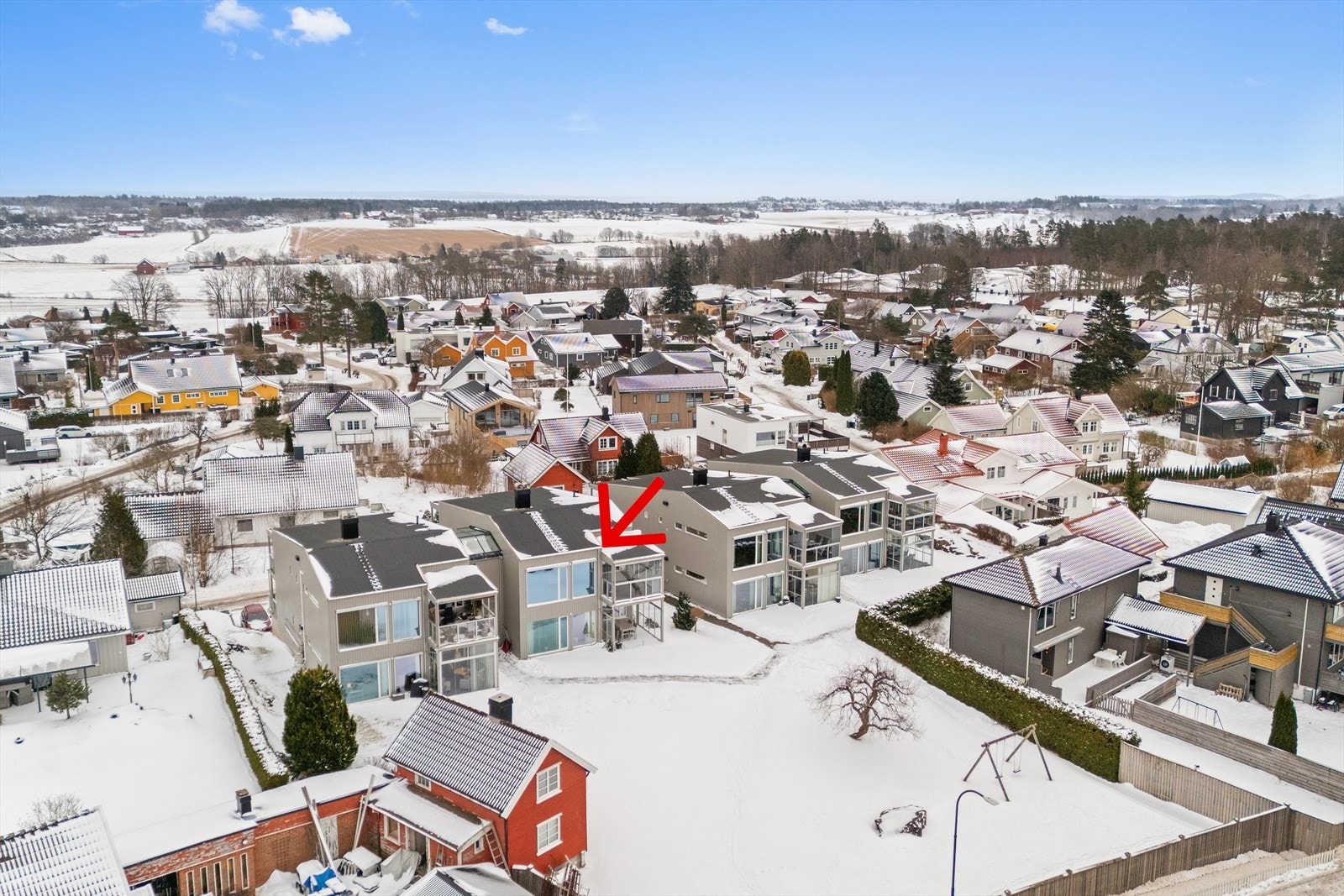 Eiendommen har innkjøring fra en fredelig boliggate på svært solfylt, vestorientert felles selveiertomt. Galleribilde