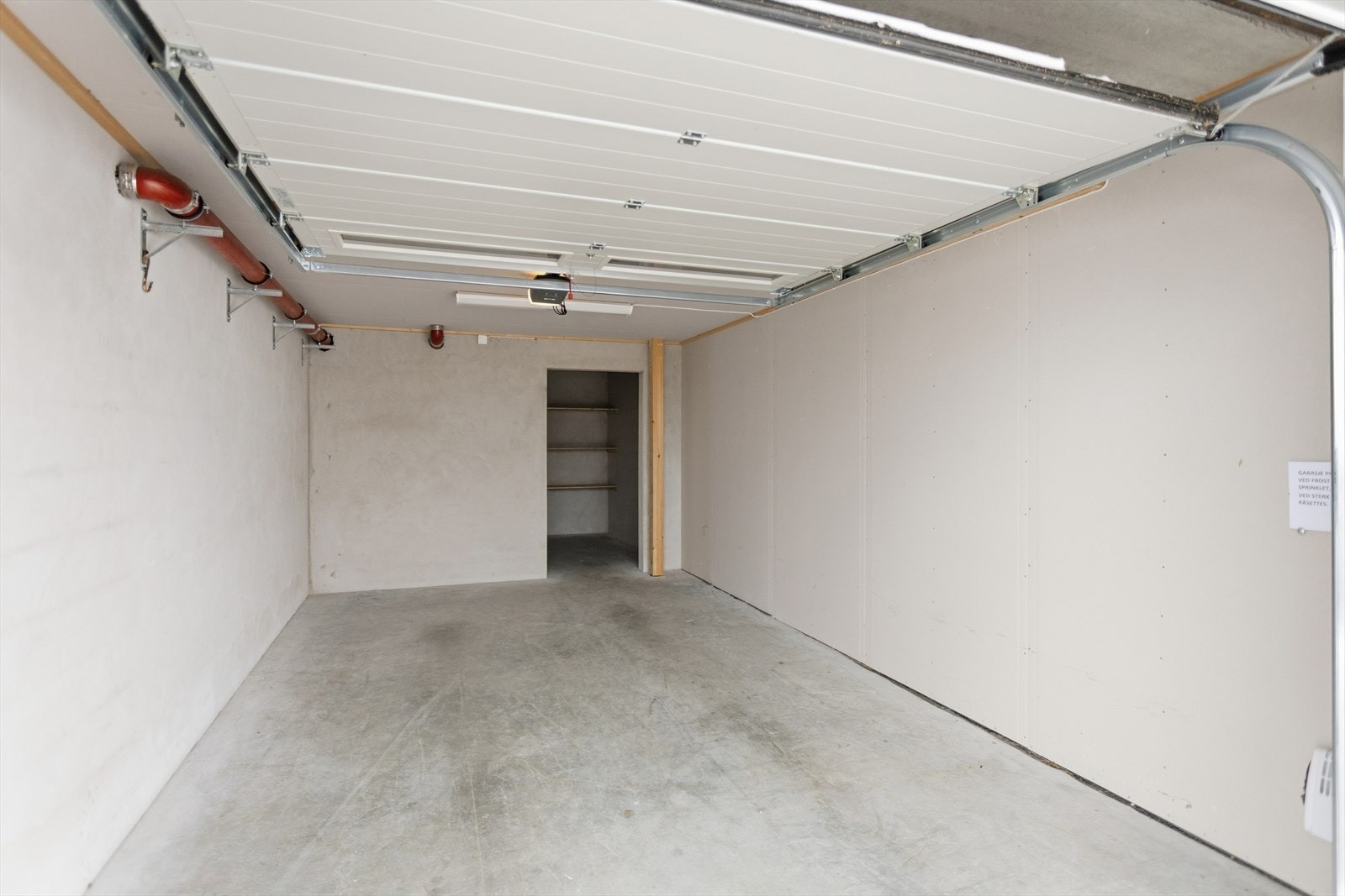 Leiligheten har gode parkeringsfasiliteter. Egen medfølgende garasje med innenforliggende egen stor bodplass hvor det også er godt med lagringsplass. Garasjeporten er lakkert leddet stålport med medfølgende fjernstyrt portåpner. Galleribilde