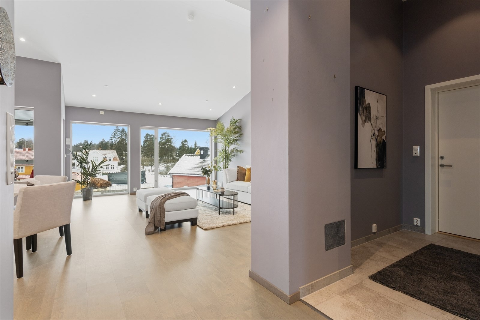 De høye himlingene sørger for en herlig romfølelse! Samtlige himlinger i leiligheten har hvitmalt gips, flere med innfelte LED-downlights med nivåjusteringsfunksjon (dimmer). Galleribilde