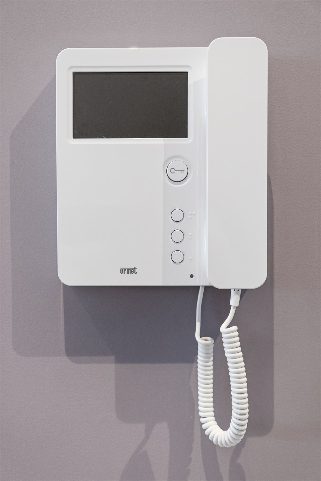 Hovedinngangsdør til bygningen er avlåst og utstyrt med ringetablå med porttelefon (kameraoverføring) som kan fjernåpnes innvendig fra leiligheten. Galleribilde